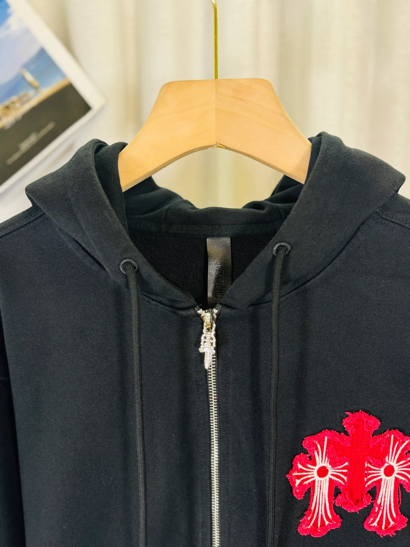 P340 top version, real shot without P, ​​different from market currency) 𝗖𝗵𝗿𝗼𝗺𝗲 𝗛𝗲𝗮𝗿𝘁𝘀/Cro Heart 2025 washed and burned flower patch embroidered autumn and winter new original single counter American patchwork 3D three-dimensional patch couple casual cardigan sweatshirt 👑The highest version! Customized fabric 480g tripe terry fabric! American acid-washed and distressed original fabric, laser burning + patch embroidery, exquisite embroidery of letters! The best-selling model in the counter, very comfortable to wear. Accessories: original molded and authenticated collar label➕100% silk wash label. Genuine purchase-grade original hangtag➕matching hanging rope➕3D hanging beads➕original packaging bag. Craftsmanship: The original version has consistent wiring! The highest version of the armhole matching technique! Color: Black Apricot Size: S M L XL Style Number: 25-318